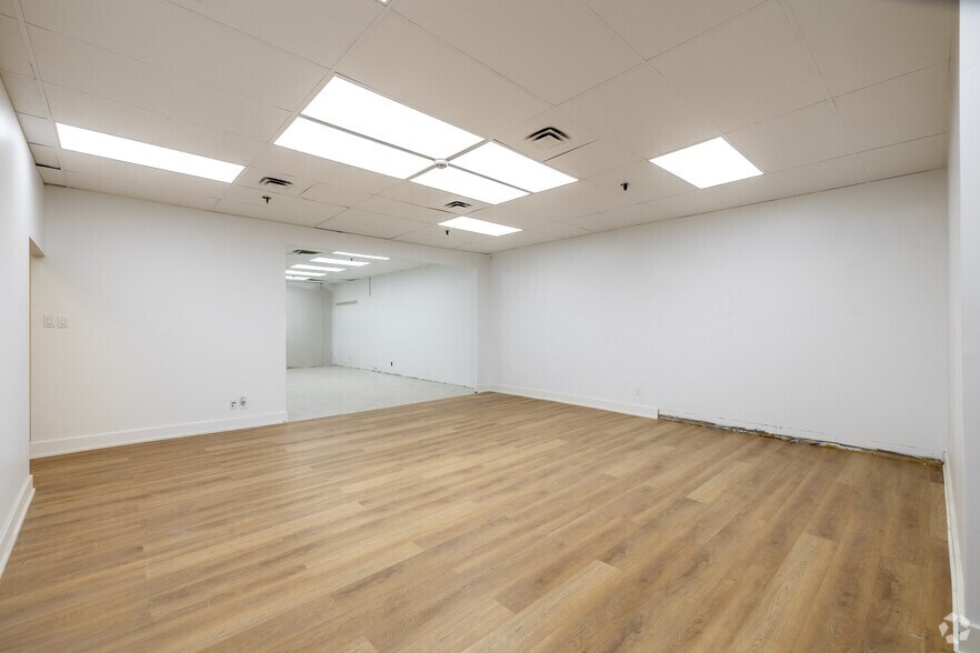 More Photos Of 1420-1490 Rue Beaulac, Saint-Laurent Light Distribution For Lease
