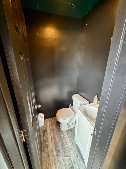 More Photos Of 709-721 Allendale Dr, Lexington Storefront Retail Office For Lease