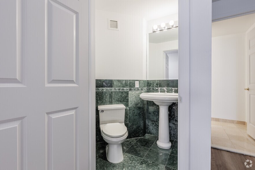 More Photos Of 100 Tower Dr, Edgewater Apartments For Lease