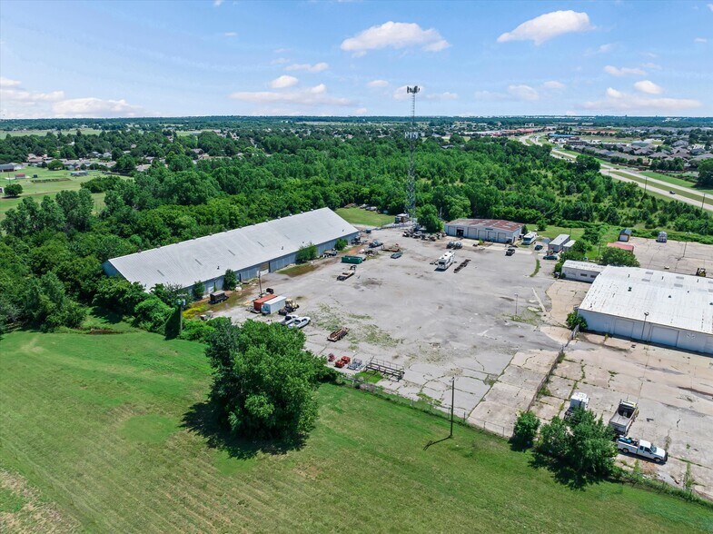 More Photos Of 1515 E Main St, Yukon Industrial For Sale