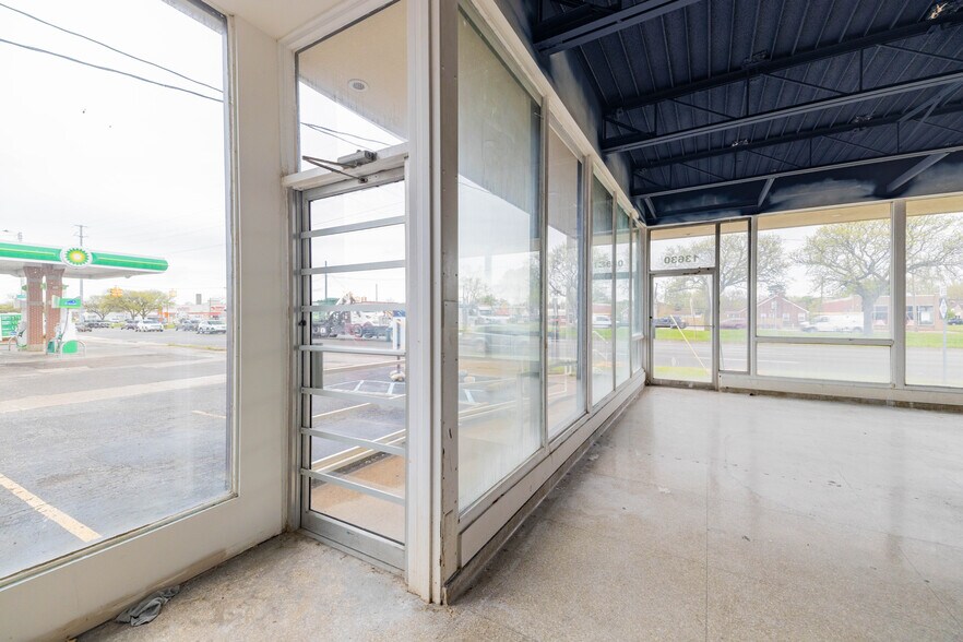 More Photos Of 13630 W Eight Mile Rd, Oak Park Freestanding For Sale