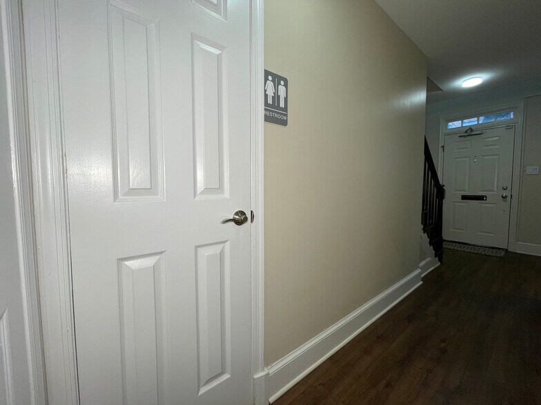 More Photos Of 123 N Henry St, Alexandria Office For Lease