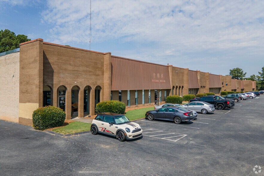 More Photos Of 2065 Peachtree Industrial Ct, Atlanta Warehouse For Lease