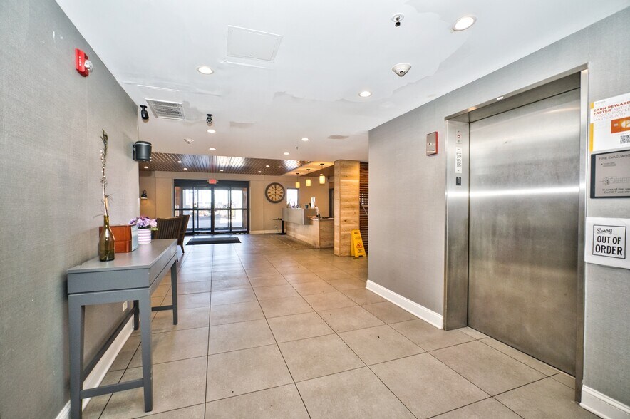 More Photos Of 2280 N Barrington Rd, Hoffman Estates Hotel For Sale