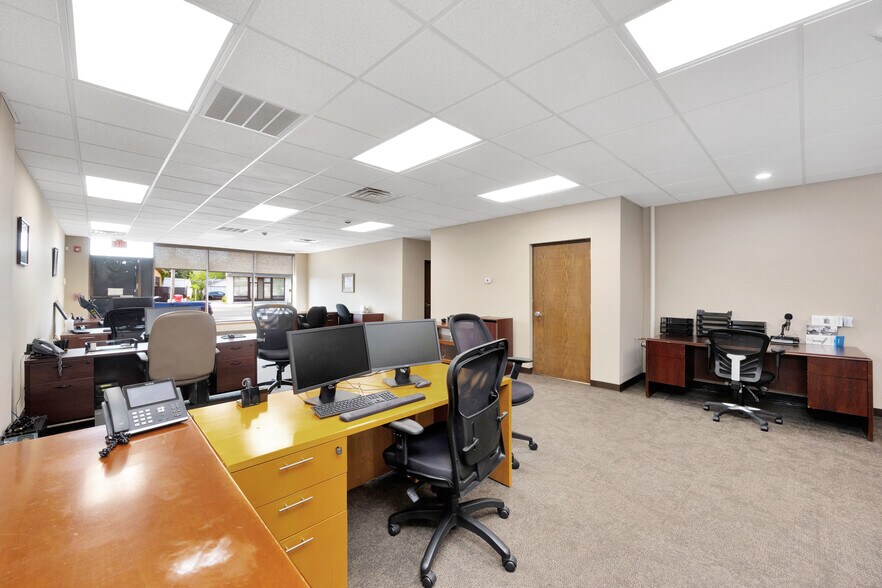 More Photos Of 245-249 W Montauk Hwy, Lindenhurst Office For Lease