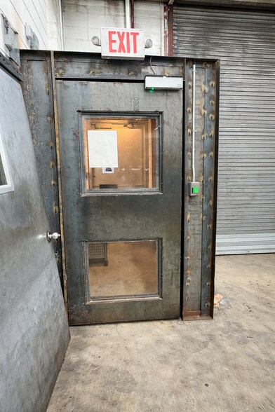 More Photos Of 205 E 1st Ave, Roselle Warehouse For Lease