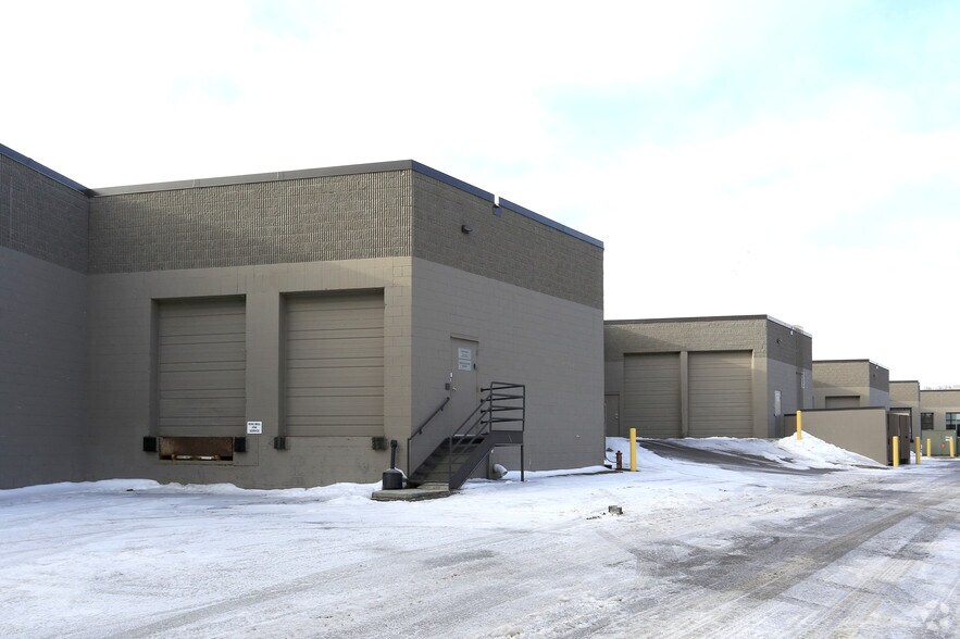 More Photos Of 2800-2892 N Vicksburg Ln, Plymouth Light Manufacturing For Lease