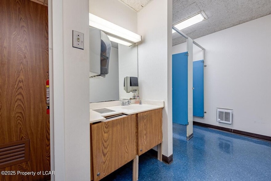 More Photos Of 14 N Main St, Plains Bank For Sale