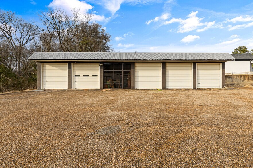 More Photos Of 2100 E Front St, Tyler Flex For Sale