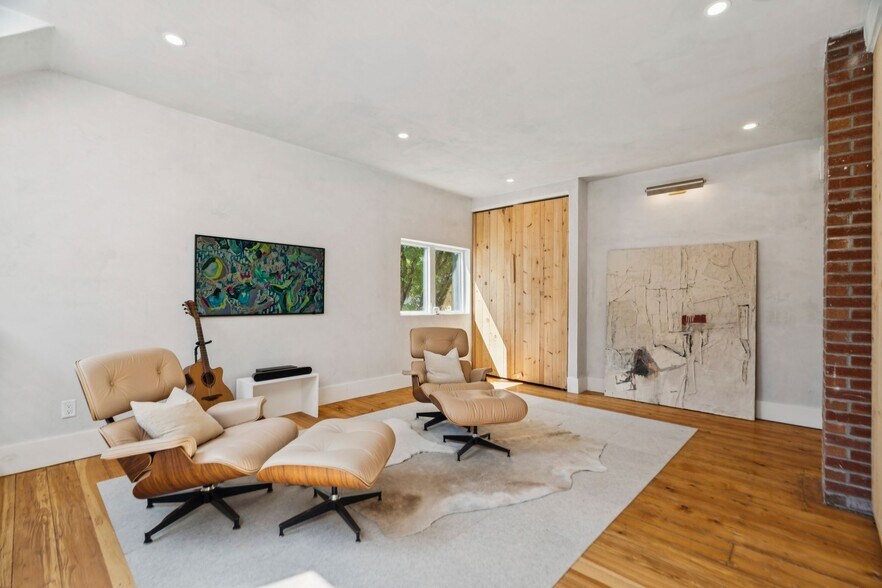 More Photos Of 26 Central St, Woodstock General Retail For Sale