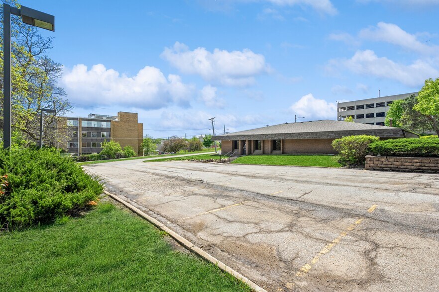 More Photos Of 303 University Ave, Des Moines Medical For Sale