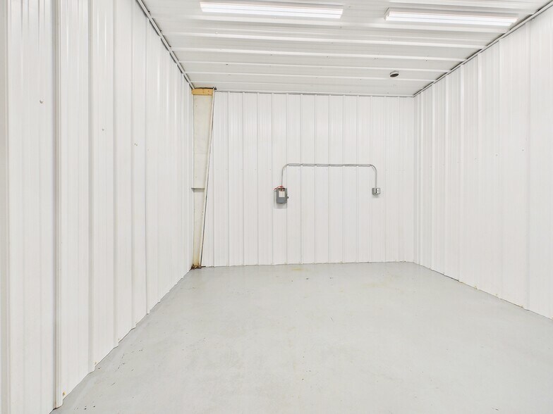 More Photos Of 124 Commerce St, Bowdon Showroom For Sale