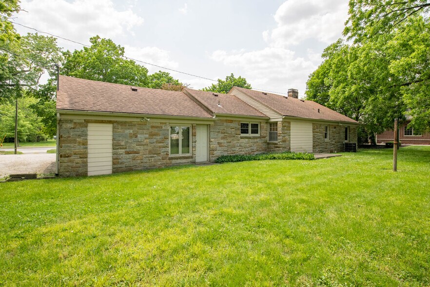 More Photos Of 950 W Jefferson St, Franklin Medical For Sale