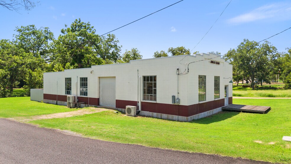 More Photos Of 404 Nugent ave, Johnson City Flex For Sale
