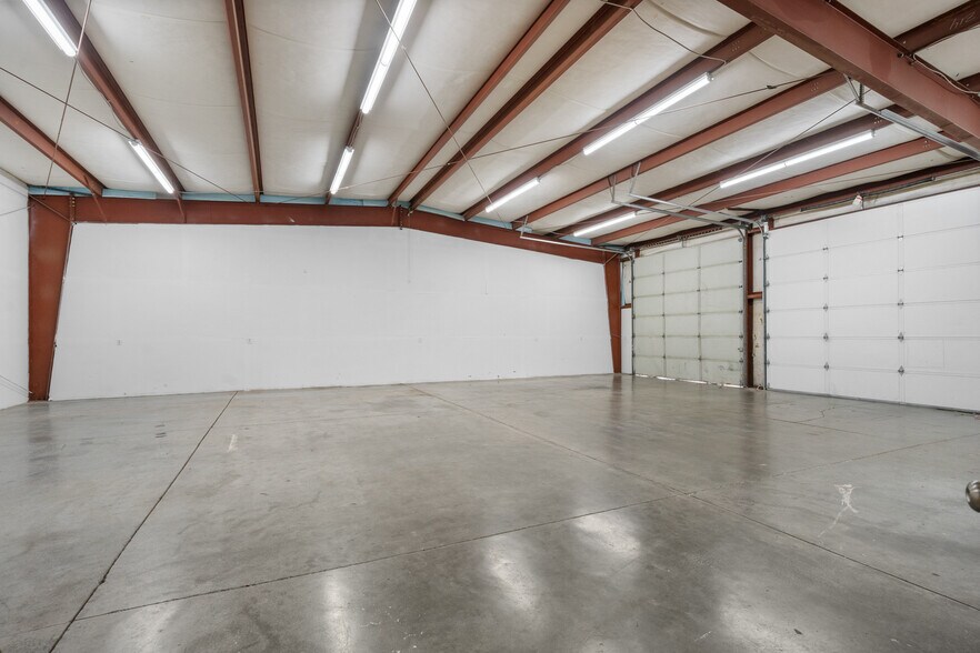 More Photos Of 999 N 1st St, Silverton Freestanding For Lease