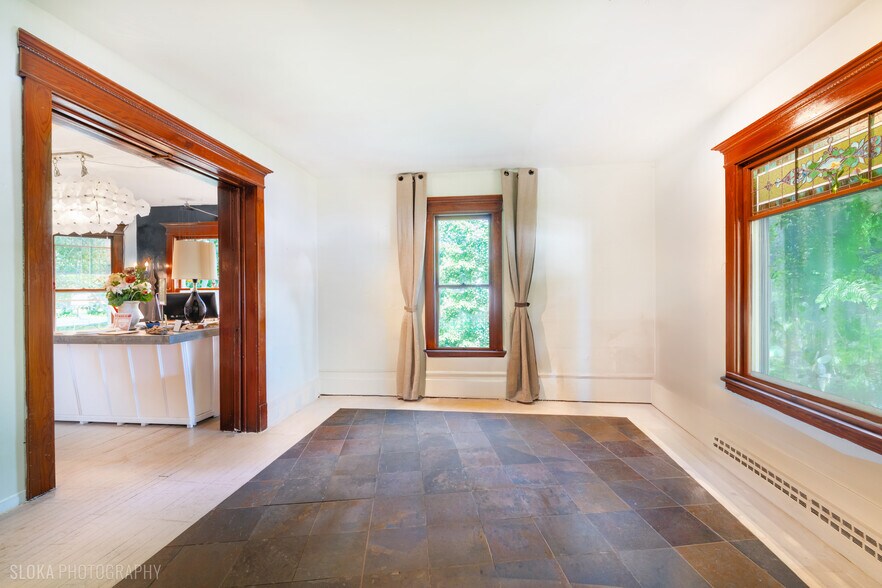 More Photos Of 428 W State St, Geneva Freestanding For Sale