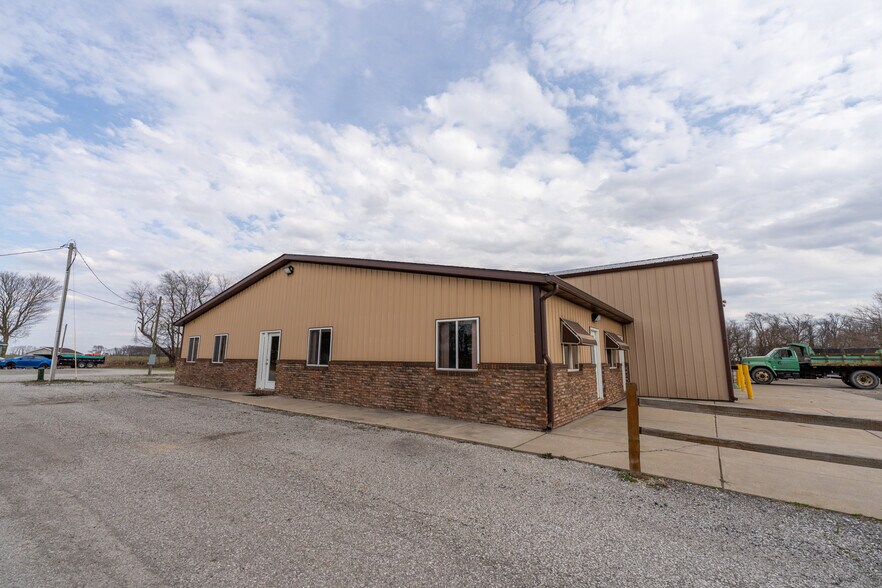 More Photos Of 447 N Old State Road 2, Valparaiso Warehouse For Lease