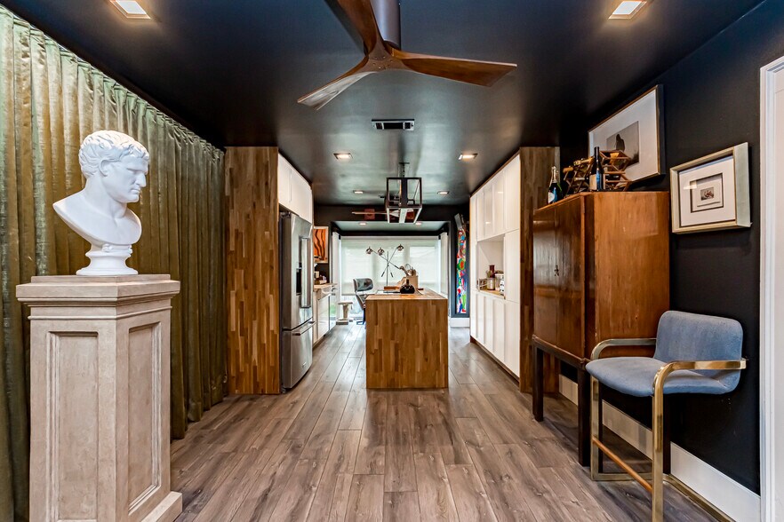 More Photos Of 545-555 S Foster Dr, Baton Rouge General Retail For Sale