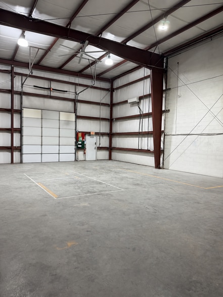 More Photos Of 572 Central Dr, Virginia Beach Light Distribution For Lease