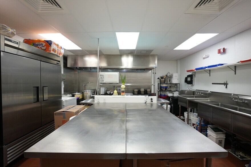 More Photos Of 650 Iwilei Rd, Honolulu Flex For Lease