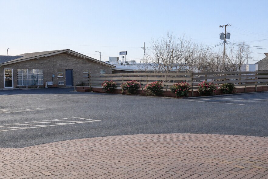 More Photos Of 304 College Ave, Levelland Hotel For Sale