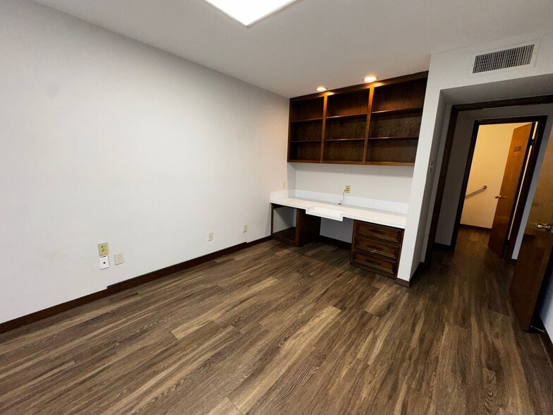 More Photos Of 9123 Thomasville Dr, Houston Warehouse For Lease