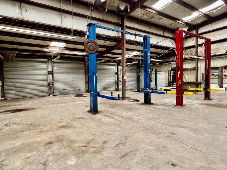 More Photos Of 6211 Blanding Blvd, Jacksonville Auto Repair For Lease