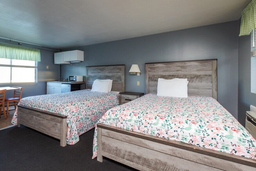 More Photos Of 198 Ashworth Ave, Hampton Hotel For Sale