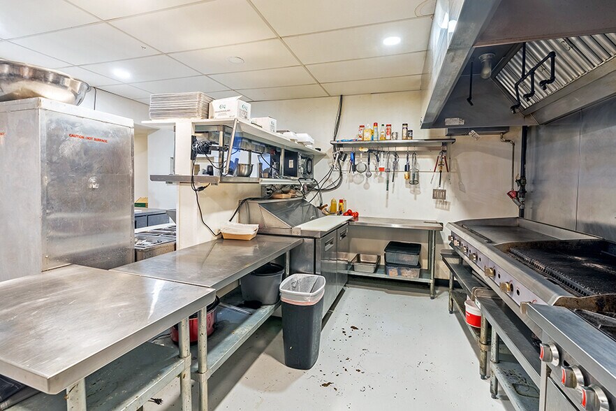 More Photos Of 18967 N US Highway 51, Elkville Mixed Retail For Sale