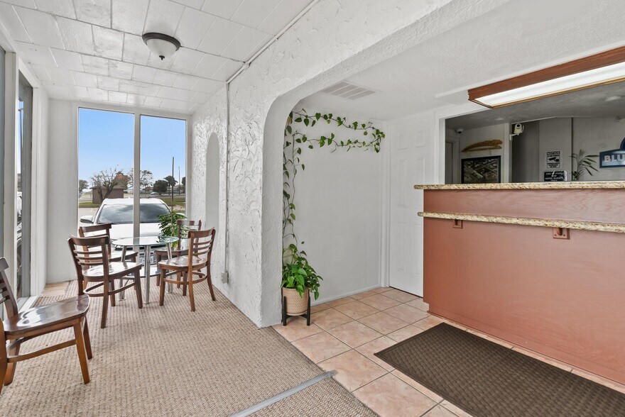 More Photos Of 1212 E Laurel St, Rockport Hotel For Sale