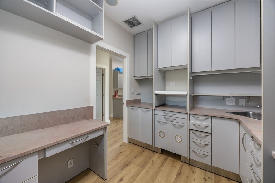 More Photos Of 871 106th Ave N, Naples Medical For Sale