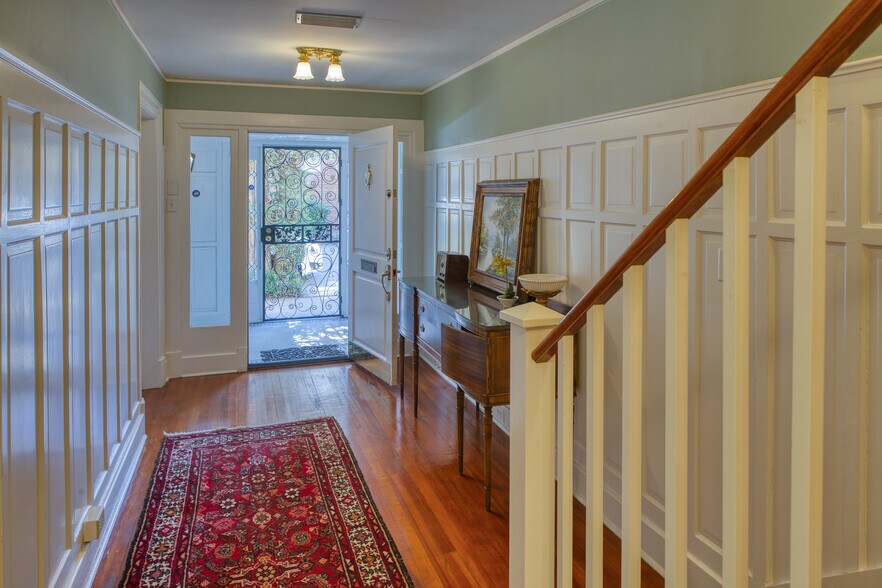 More Photos Of 14 E Taylor St, Savannah Specialty For Sale