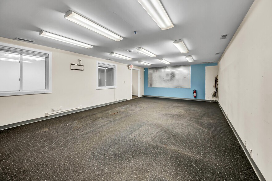 More Photos Of 50 S End Plz, New Milford Light Distribution For Sale