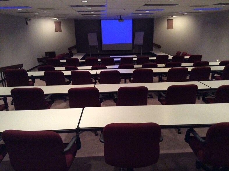 More Photos Of 2000 S Batavia Ave, Geneva Office For Lease