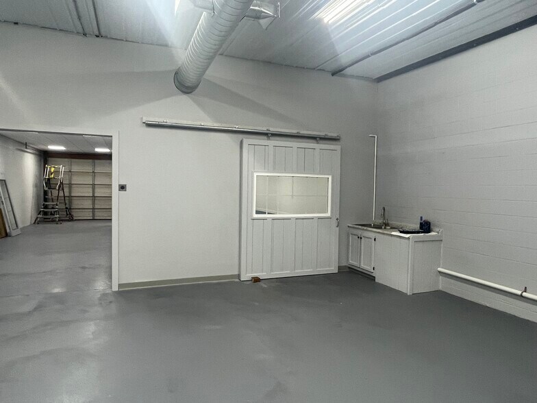 More Photos Of 300 Churchmans Rd, New Castle Unknown For Lease