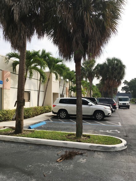 More Photos Of 8111-8119 NW 33rd St, Miami Warehouse For Sale