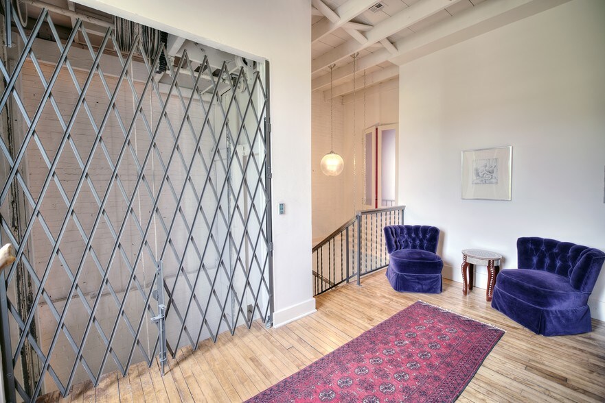 More Photos Of 2409 Commerce St, Houston Freestanding For Lease