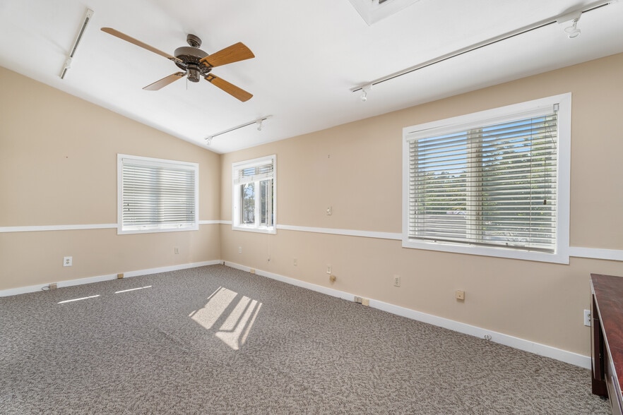 More Photos Of 3 Railroad Ave, East Hampton Storefront Retail Office For Lease