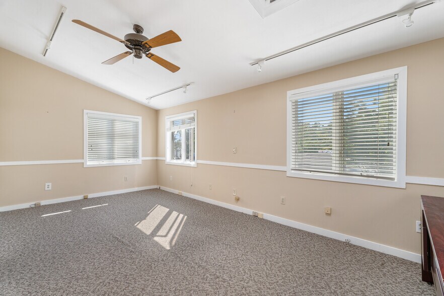 More Photos Of 9 Railroad Ave, East Hampton Convenience Store For Lease