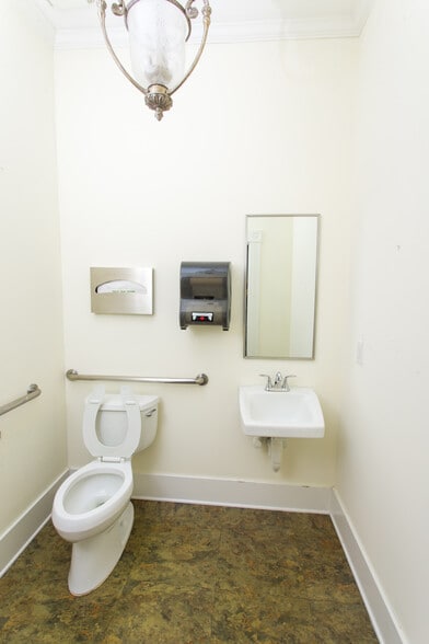 More Photos Of 921 N Palafox St, Pensacola Office For Sale