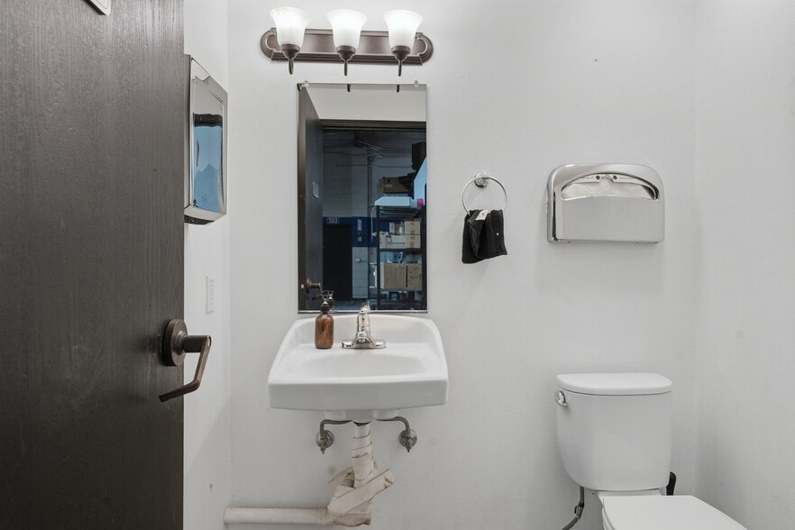 More Photos Of 18522 Gresham St, Northridge Warehouse For Sale