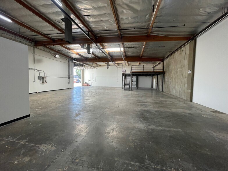 More Photos Of 19428-19434 Business Center Dr, Northridge Warehouse For Lease