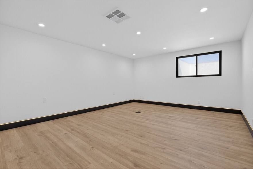 More Photos Of 703 S Main St, Burbank Showroom For Sale