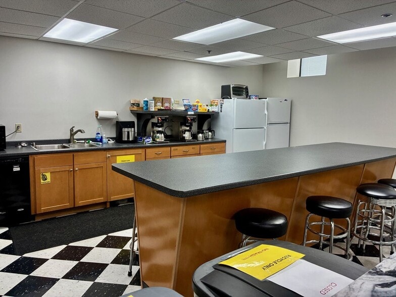 More Photos Of 125 Broadway Ave, Oak Ridge Office For Sale