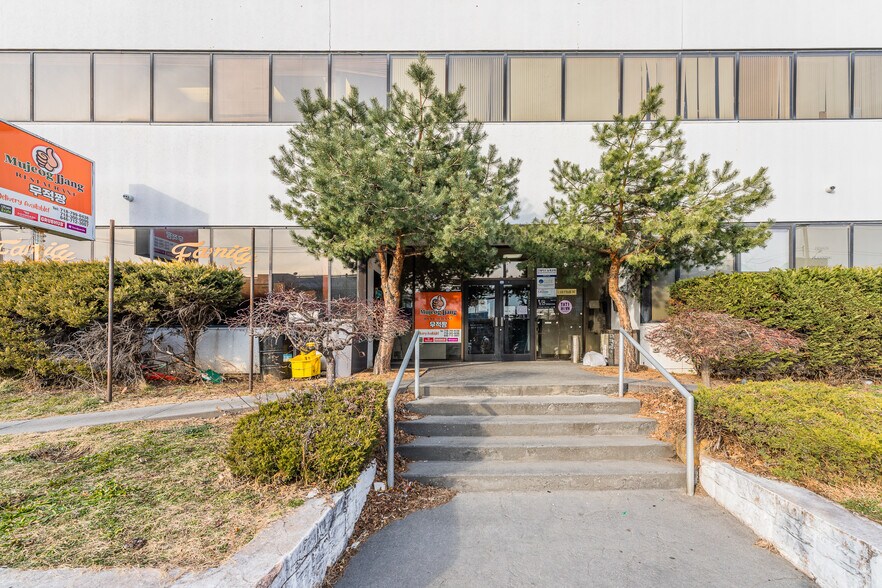 More Photos Of 12909 26th Ave, Flushing Office For Sale