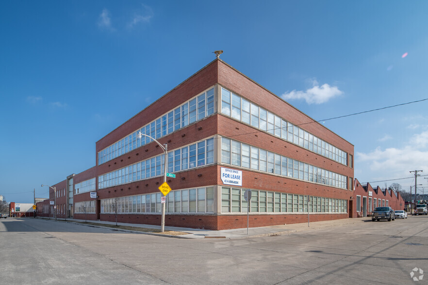 Primary Photo Of 427-433 E Stewart St, Milwaukee Manufacturing For Lease