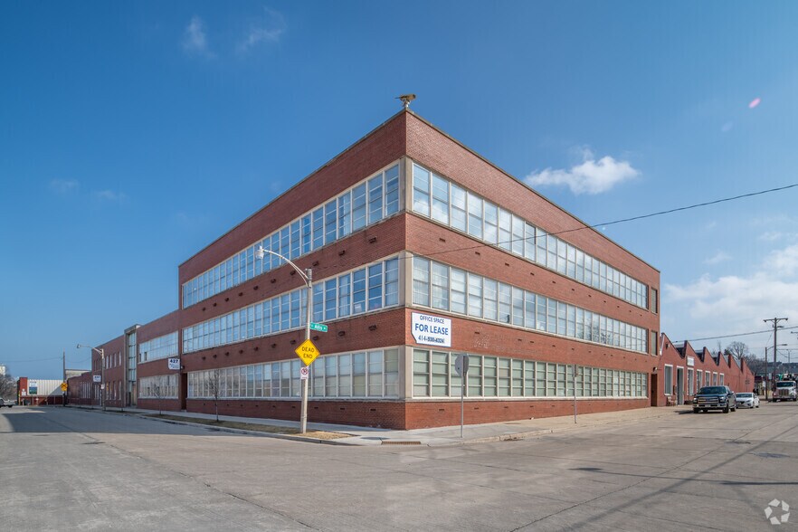 More Photos Of 427-433 E Stewart St, Milwaukee Manufacturing For Lease