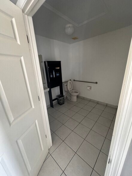More Photos Of 4516 SE 16th Pl, Cape Coral Showroom For Lease
