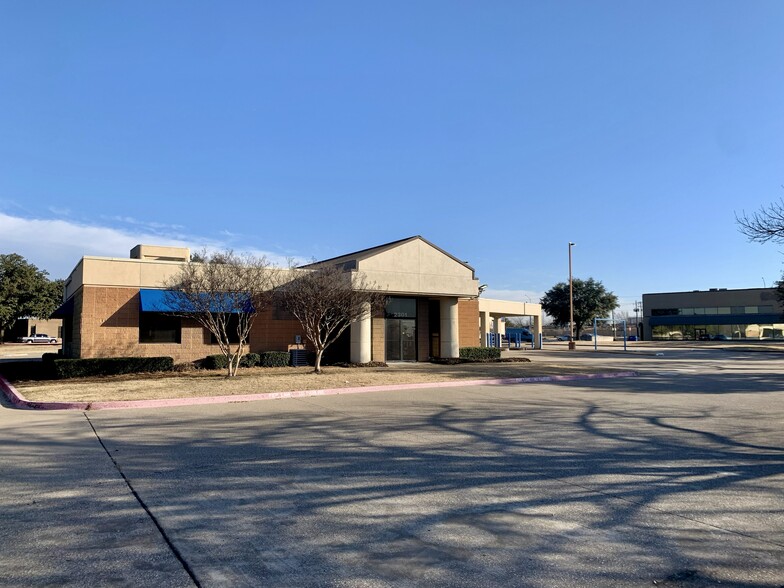 Primary Photo Of 2301 Valley View Ln, Dallas Bank For Lease