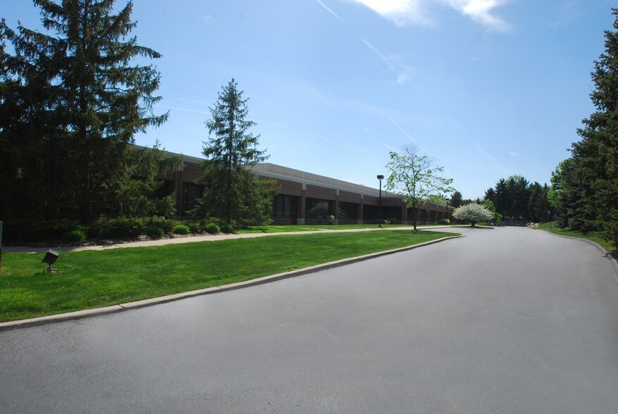 More Photos Of 39205 Country Club Dr, Farmington Hills Research And Development For Lease